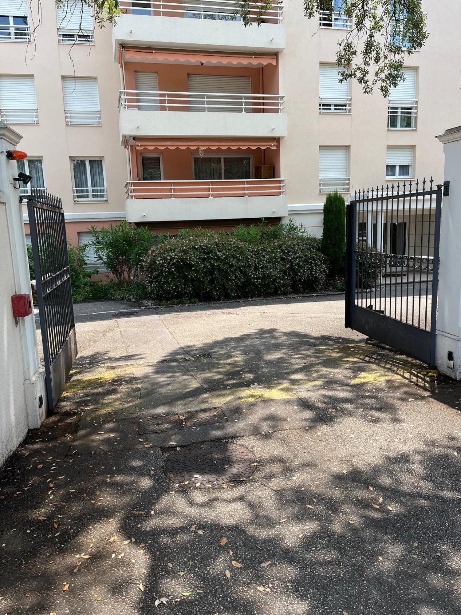 Appartement 84m² Avec 2 Parkings Privatifs *